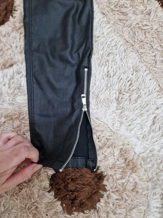 Дамски промазан черен панталон Bershka