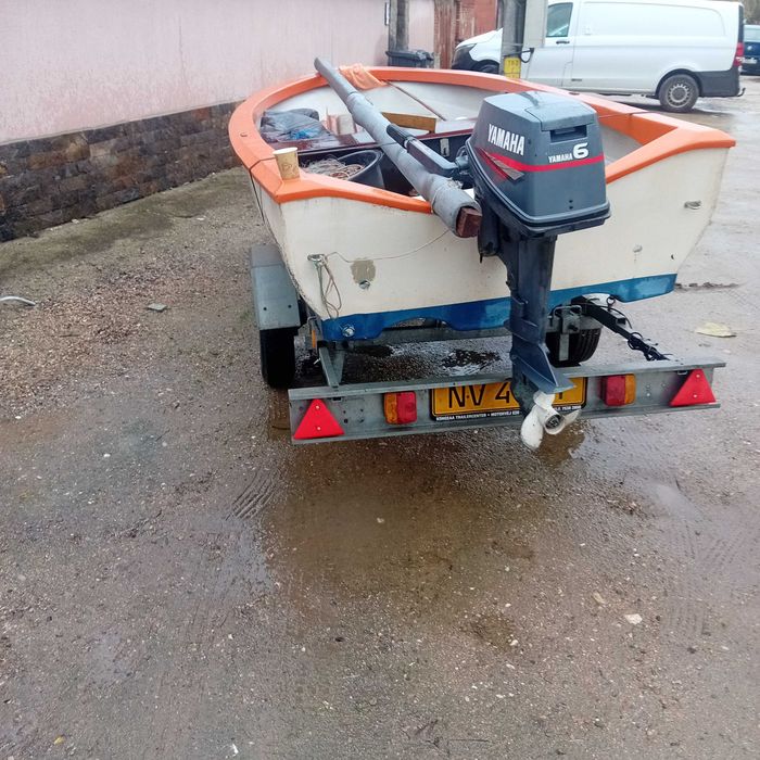 Лодка с колесар и мотор
