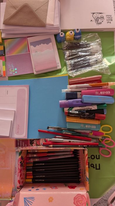 Голям лот от канцеларски материали