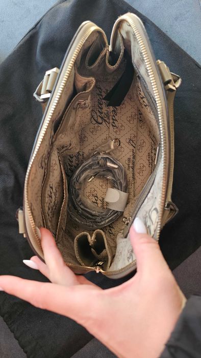 Guess цвят olive с допълнителна дълга дръжка