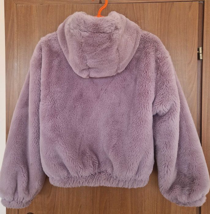 Късо пухено яке за момиче. Много леко.