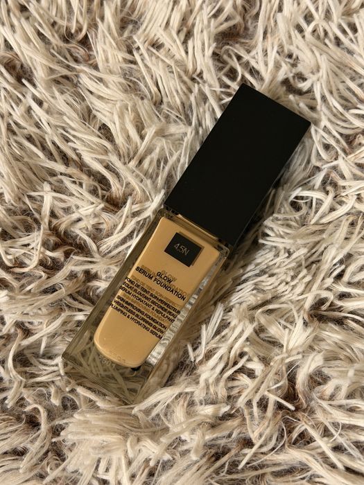 фон дьо тен Givenchy Prisme Libre Skin-Caring Glow Foundation в цвят 4.5 N