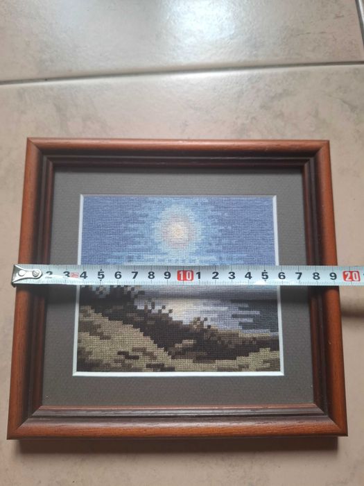 Ръчно бродиран гоблен в рамка