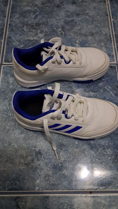 Adidasi Adidas baietel marimea 33