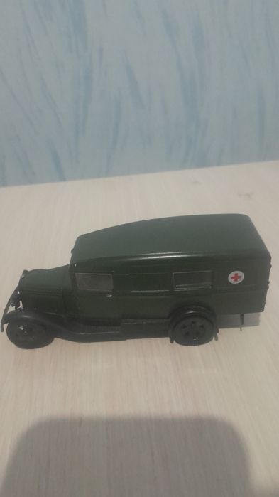 Модель трактора и легковой машина .