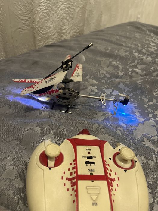 Продам игрушечный вертолетик