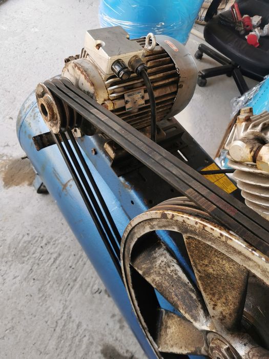 Vând compresor 300 litri