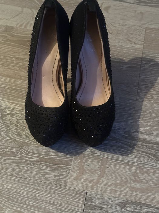 Pantofi sandale cu toc elegante mărimea 35,36, și 37
