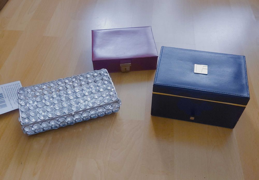 Кутии и чантичка за бижута,вино-кожа,велур,дърво.