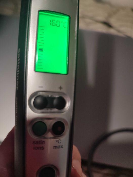 Placă de îndreptat părul BRAUN SatinLiner cu LCD