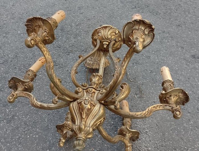 Spectaculos candelabru din bronz masiv de dimensiuni mari și foarte masiv ,piesa cu o lucrătură de o foarte mare finețe, diametrul aproximativ 55 cm g