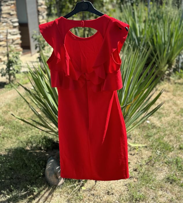 Къса Червена рокля с ефектен гръб с къдрици