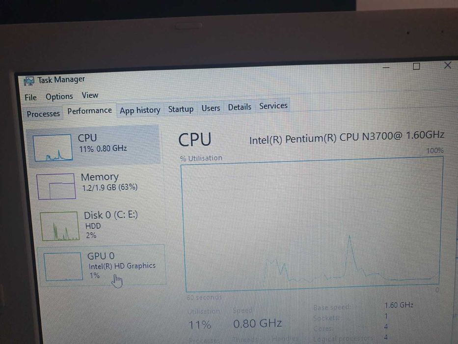 Бял лаптоп Toshiba