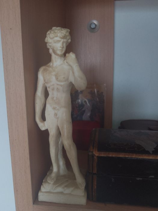 Vând statueta din marmura