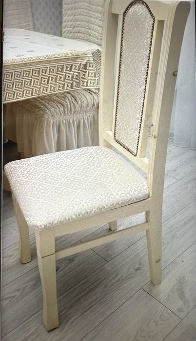 Стол со стульями для гостинной