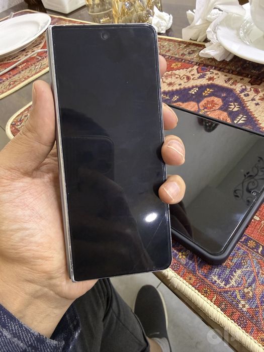 Samsung Fold 4 2 sim 256 g ishlashi zor