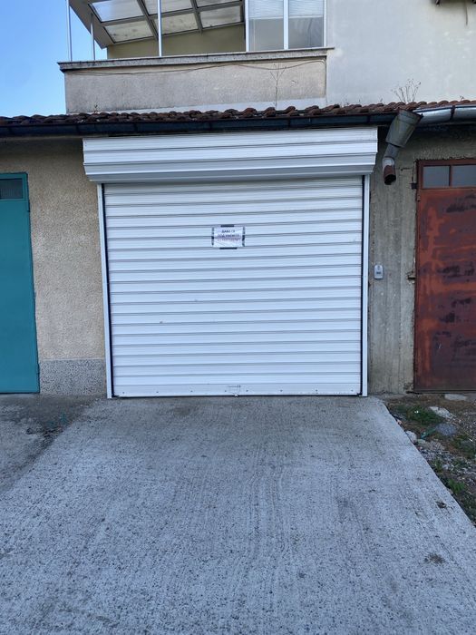 Давам гараж под наем в ж.к Васил Левски 1 близо до новата автогара.  Цена 120€ на месец.  Тел. 0887166767
