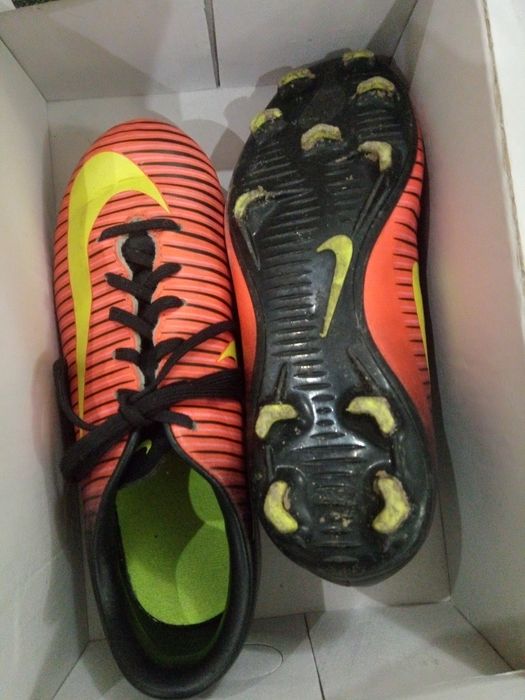 Футболни обувки, без забележки