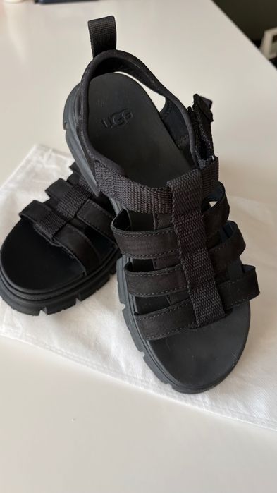 Vând încălțăminte în stare foarte bună (Ugg, Nike etc)