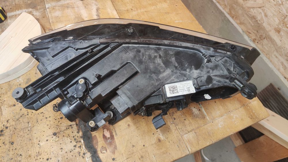 Фар за пасат Б8 (passat B8)