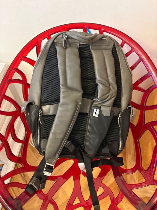 Нова раница PIQUADRO