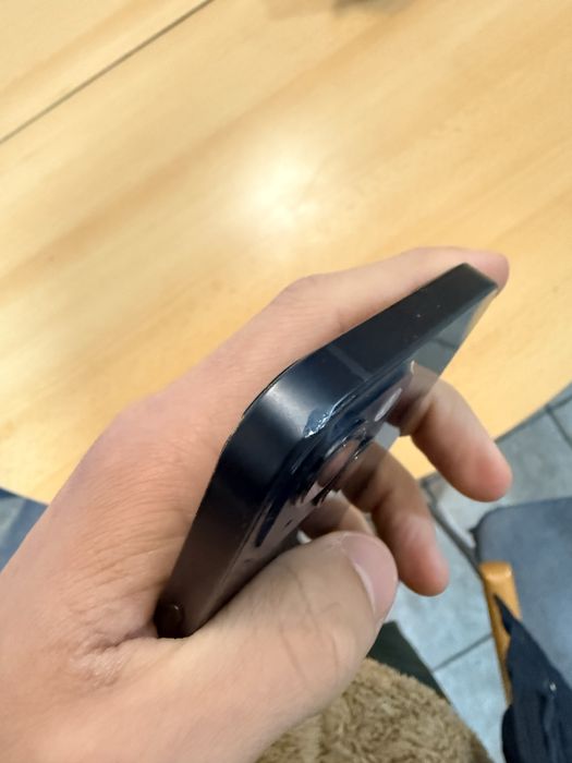 Vand iphone 13 foarte bun