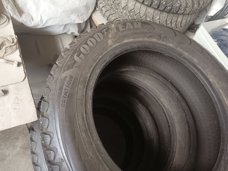 Шыны зимние Goodyear ultragrip ice arctic в отличном состоянии комплек