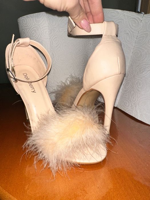 Токчета в цвят пудра  с пух 37 номер