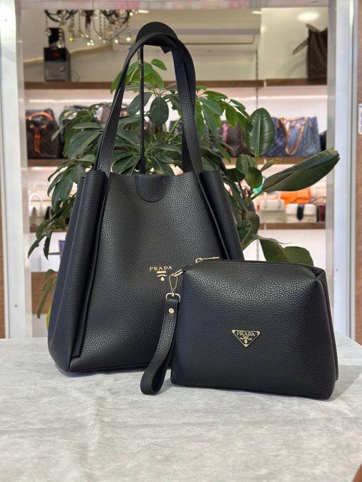 Geanta Prada noua !!! Dimensiuni 34/30 !!!