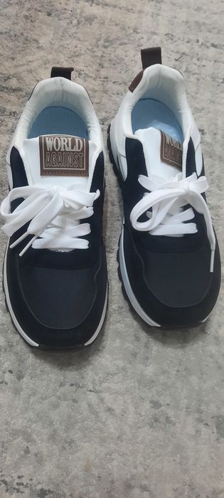 Продам новые кроссовки