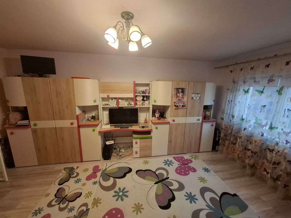 Vand mobila si covoare .