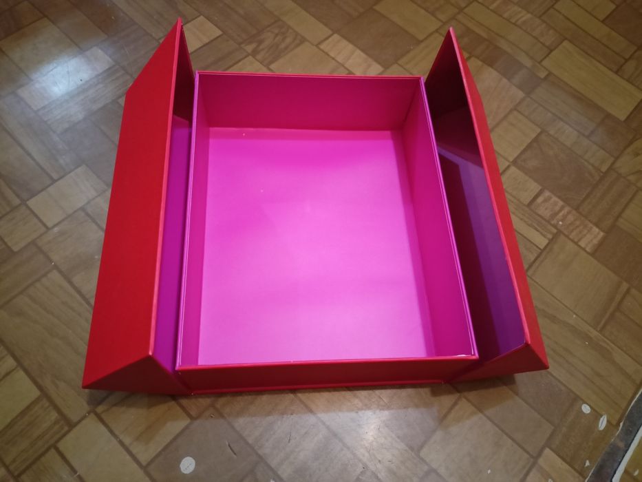 Коробка красного цвета 24#19#7,5