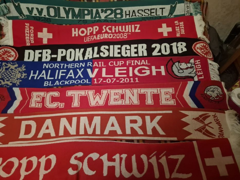 Продавам много футболни шалове