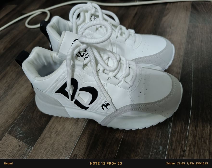 Продам кроссовки женские