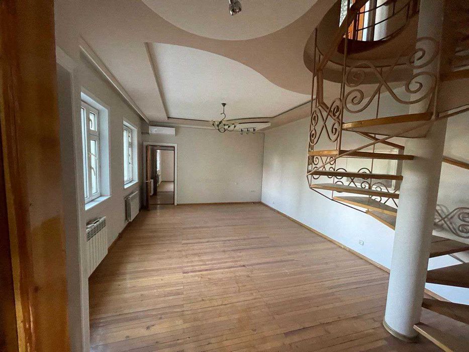 Дом ул.Ивлева 8-сот 2-этажа 7-комн 560 м² 4 с/у бассейн можно под офис