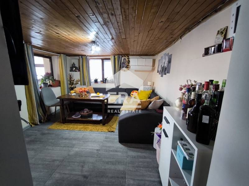 Продава се уютна едноетажна къща с гледка в кв. Хисаря, Хасково!