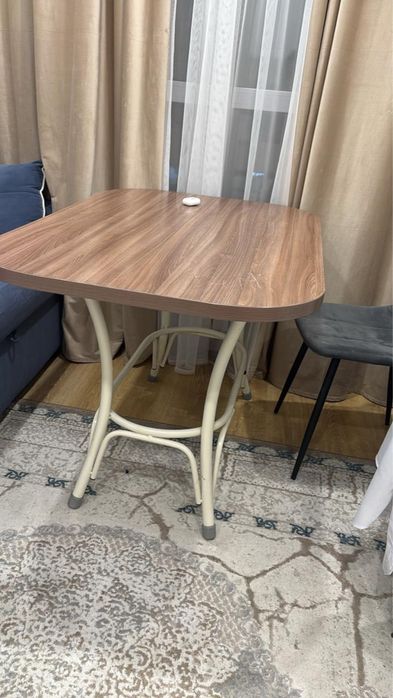 Стол кухонный