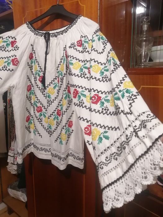 Ie/cămașă cusuta manual (costum popular)