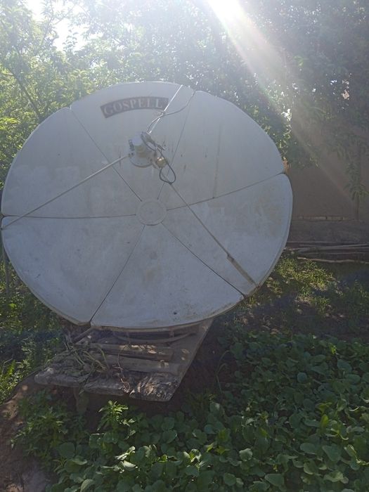 Параболик антенна ажойиб,катта Хили зангламаган  3та головка си бор!