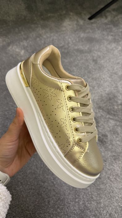 Кроссовки женские