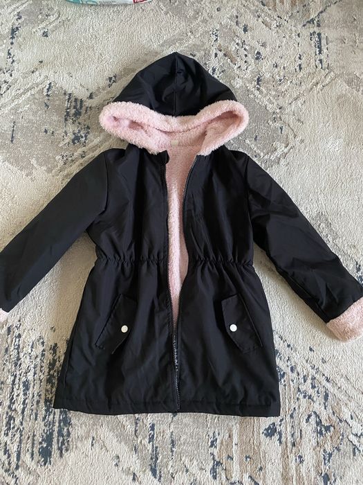 Продам осеннюю куртку на девочку