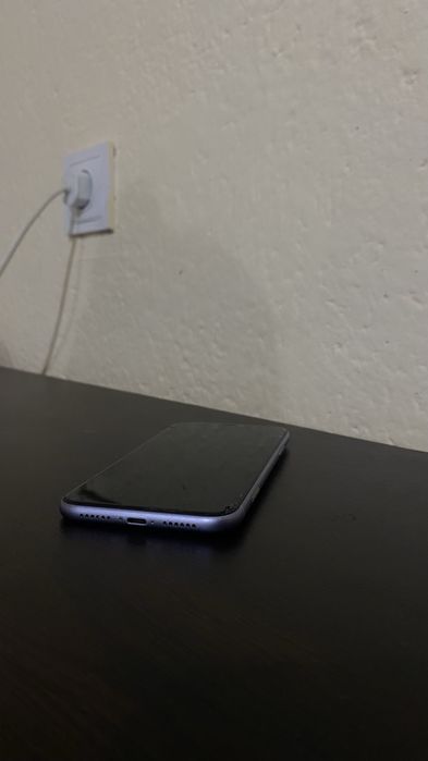 продава се Iphone 11