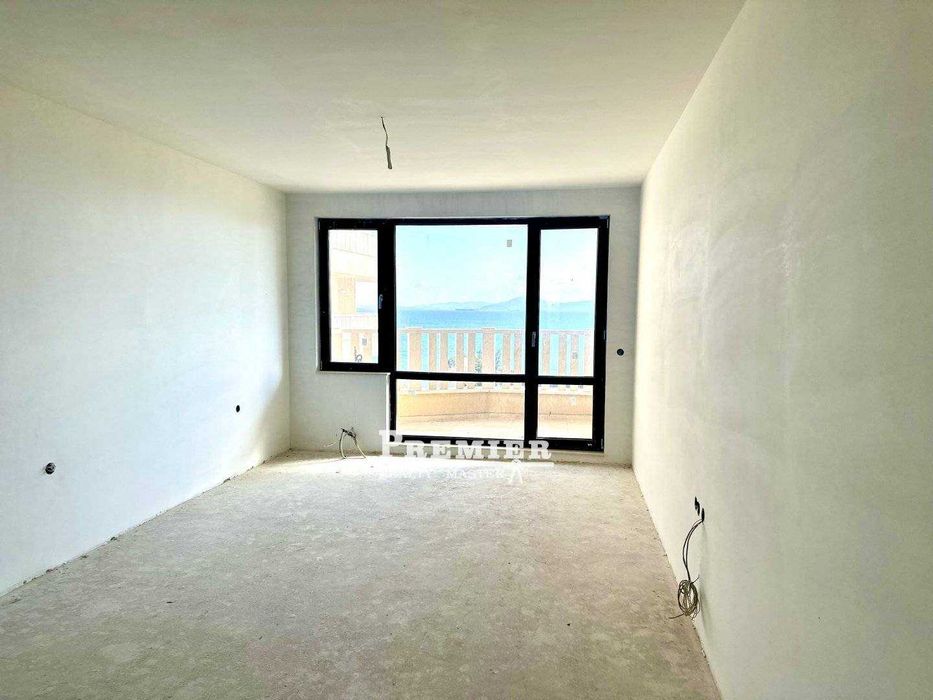 Просторен двустаен в затворен комплекс в Сарафово.