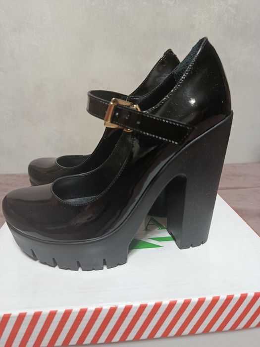 Продам ботильоны лакированные, новые,, 37рр