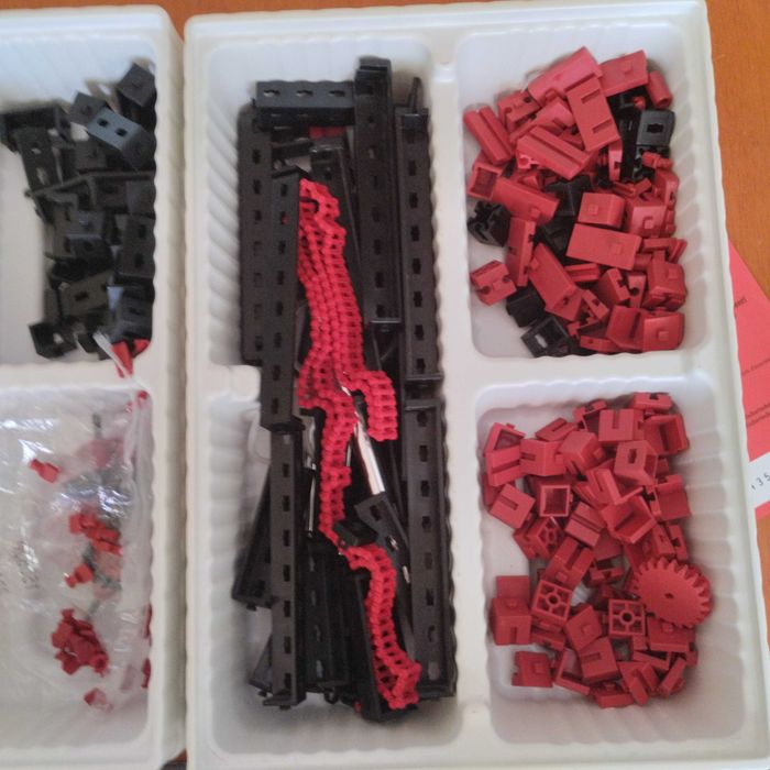 Конструктор "Fischer Technik" за сглобяване на писти с топчета.