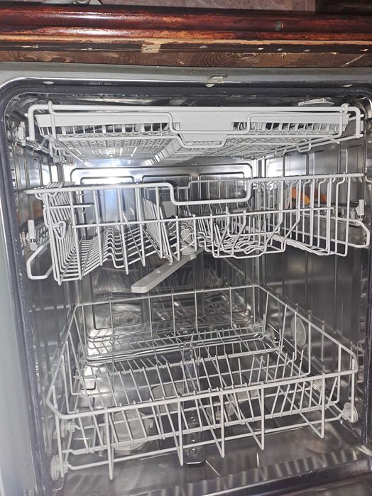 Продавам неработеща съдомиялна Miele за вграждане .