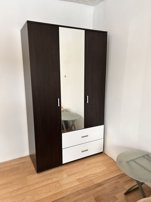 Vand mobila de dormitor in stare foarte buna