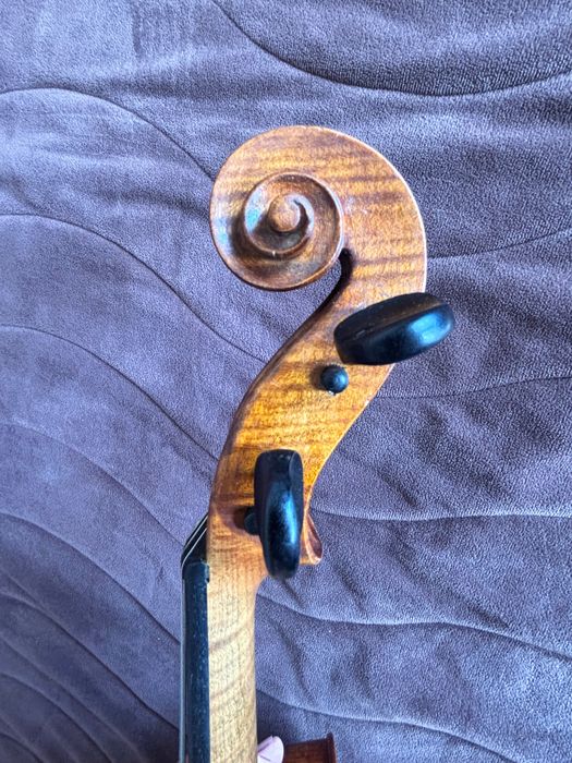 Майсторска виола изработена от лютиерът Найден Ганчев през 1973