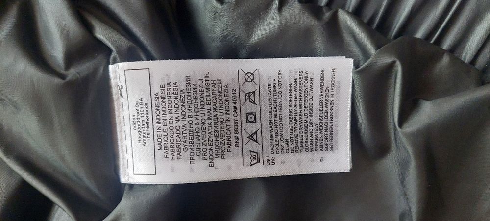 Продавам яке" Adidas".Маслинено зелено,размер S,без забележки .