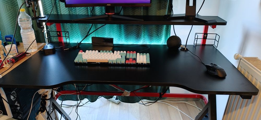 Vând birou de gaming